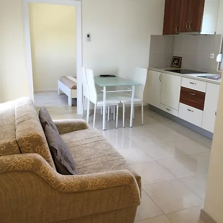 Lipovica 公寓 Sukošan