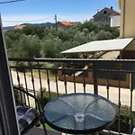 Lipovica شقة